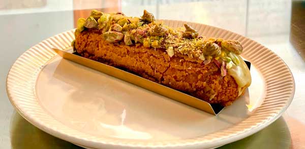 Éclair à la pistache, éclats de pistache concassée