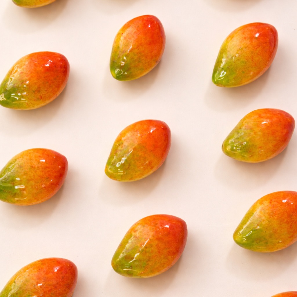 Entremets trompe-l'œil en forme de mangue, dégradé orange et vert