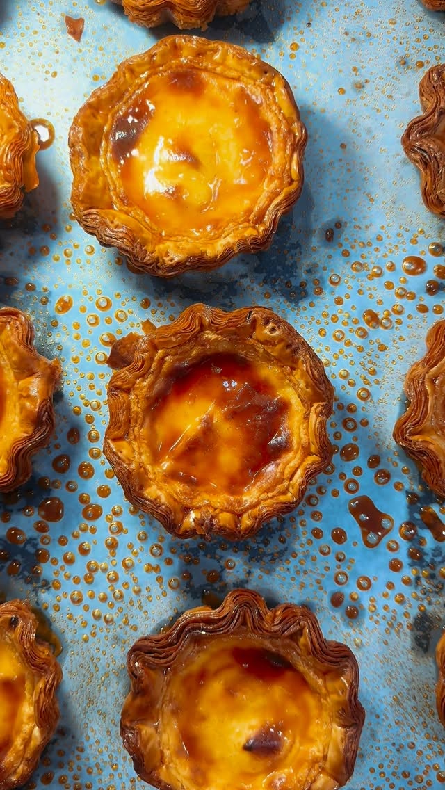 Flan pâtissier en macro, gouttes de caramel sur fond céladon