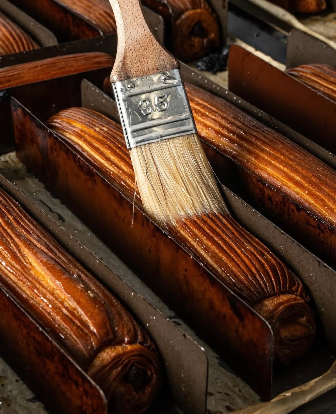 Glaçage d'éclairs au pinceau, macro en lumière rasante
