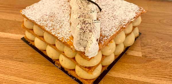 Mille-feuille, feuilletage et crème en pointes régulières