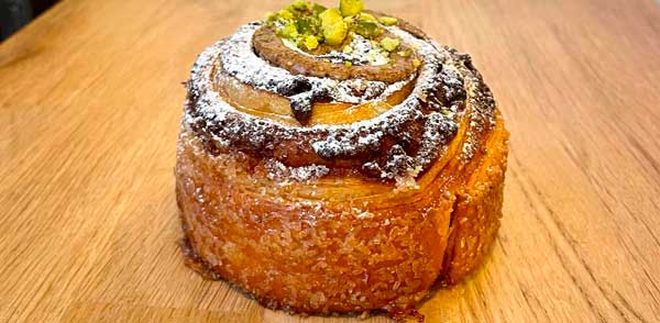 New York Roll, viennoiserie roulée caramélisée au sucre glace